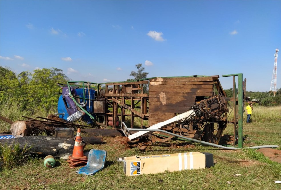 Colis&atilde;o entre tr&ecirc;s ve&iacute;culos deixa motorista ferido na Rodovia Adhemar de Barros, em Campinas &mdash; Foto: Roberto Torrecilhas/Arquivo Pessoal