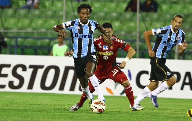 Zé Roberto contra o Caracas, na Venezuela (Foto: Lucas Uebel / Grêmio, DVG)