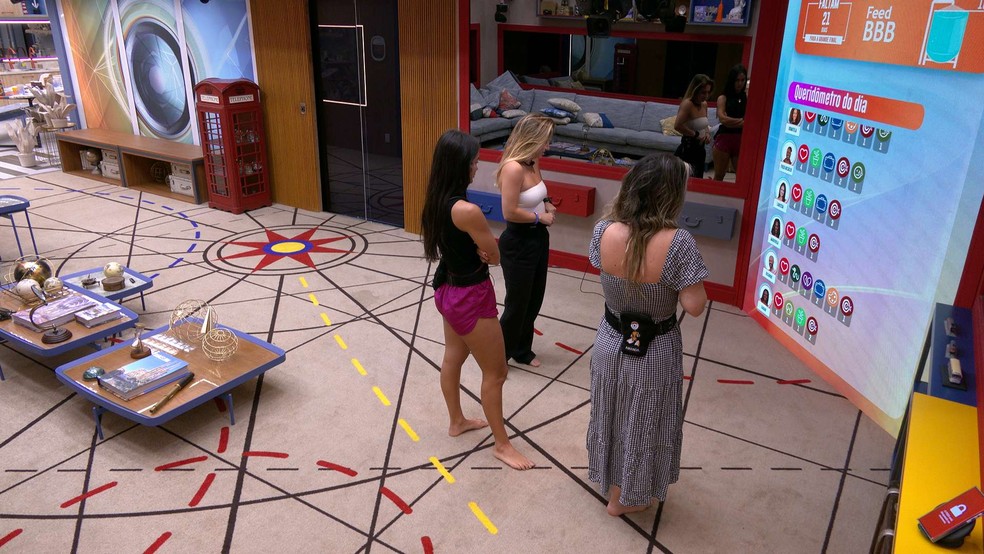 Larissa se revolta com emojis recebidos no BBB 23 e promete: 'Vou descobrir' — Foto: Globo