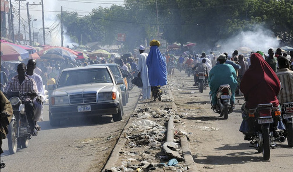 Imagem de arquivo mostra rua movimentada de Maiduguri, na NigÃ©ria, onde o grupo radical Boko Haram vem sendo acusado por uma sÃ©rie de assassinatos â€” Foto: Susan Schulman/The New York Times