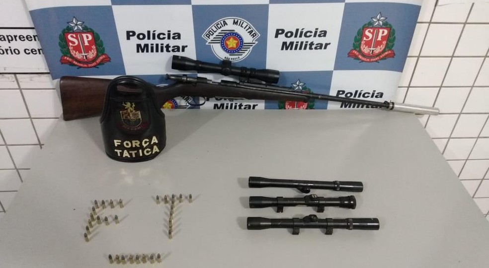 Homem &eacute; preso por posse ilegal de arma de fogo em Tatu&iacute; &mdash; Foto: Pol&iacute;cia Militar/Divulga&ccedil;&atilde;o