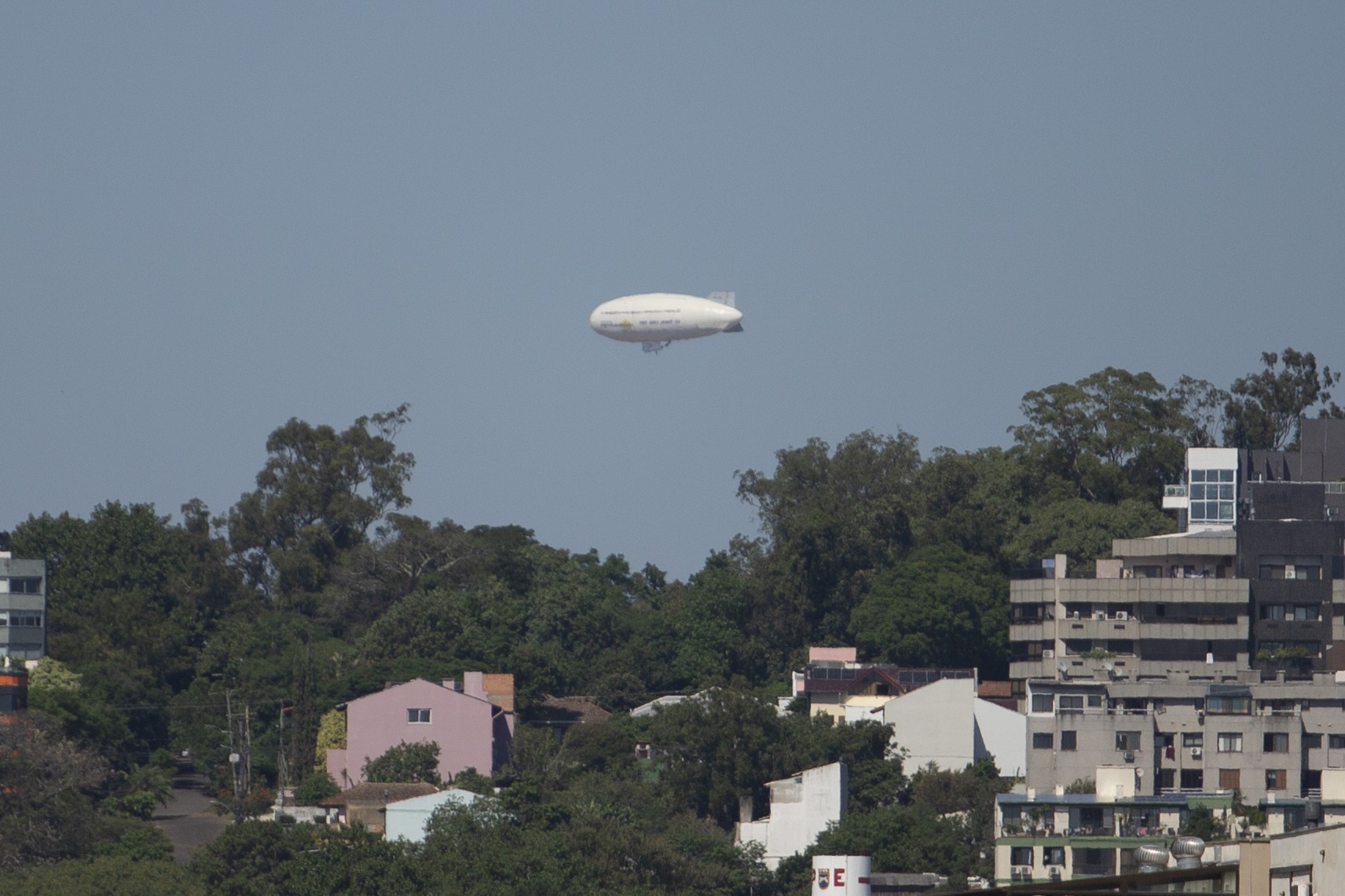 FOTO: dirigível de quase 50 metros sobrevoa Porto Alegre; entenda