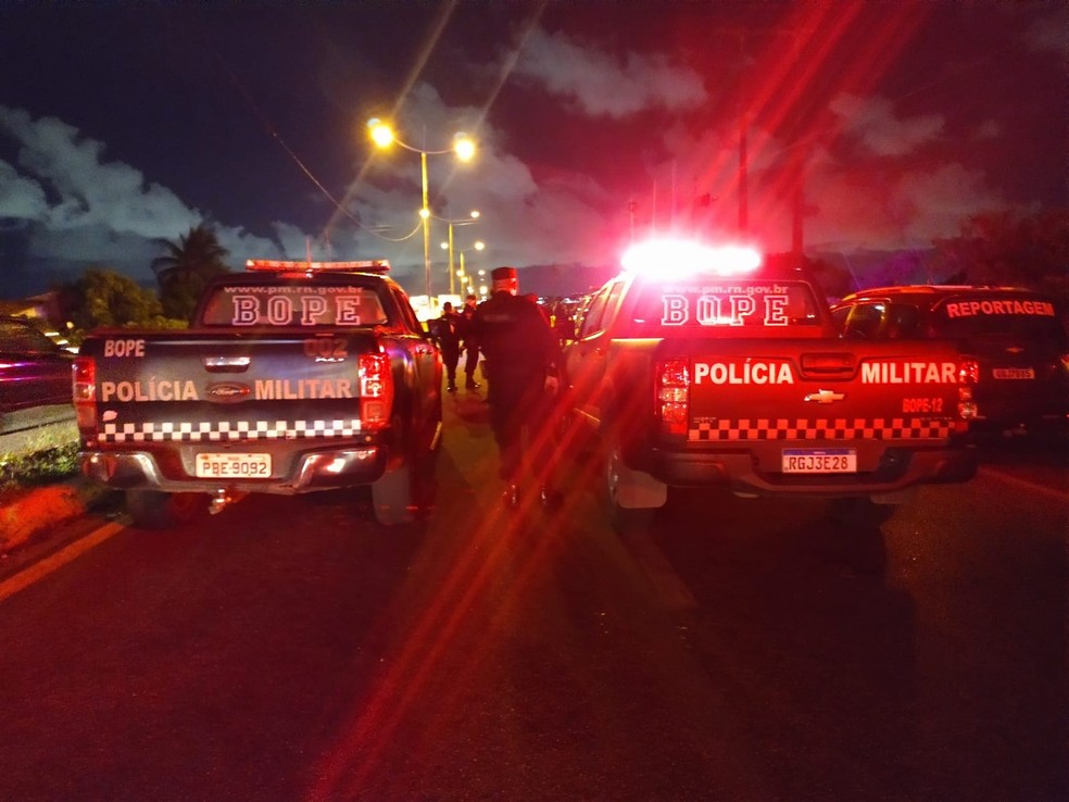 Polícia interditou o tráfego na Ponte de Igapó — Foto: Lucas Cortez/Inter TV Cabugi