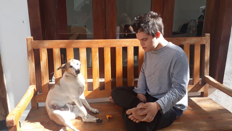 Tomás, filho de Marília, e um dos cachorrinhos que ela adotou — Foto: Marília Diniz/ Divulgação