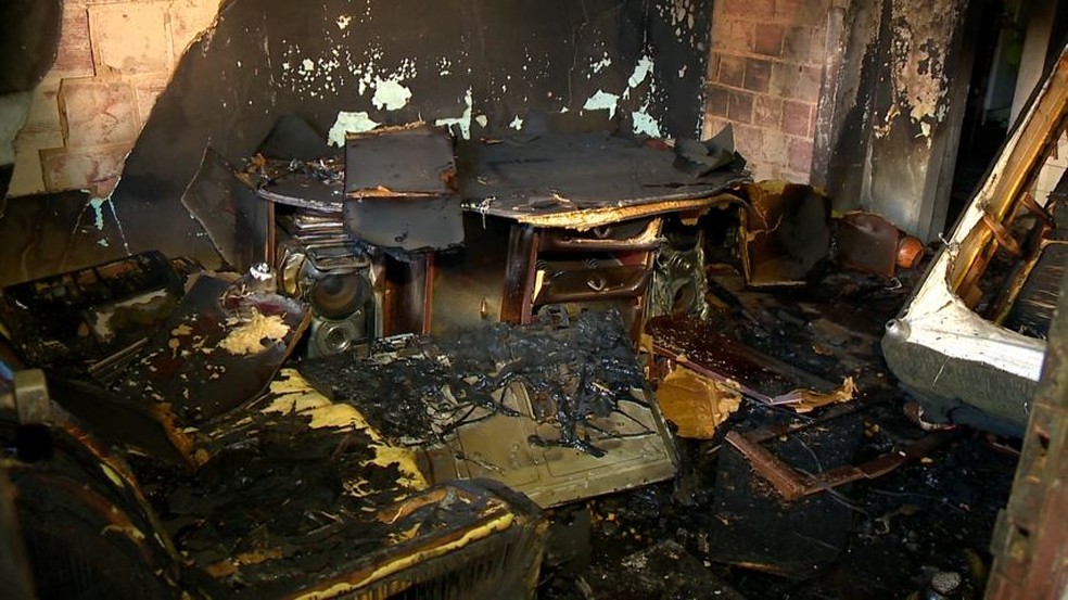 Casa Pega Fogo Enquanto Morador Dormia Em Alto Lage Cariacica Espirito Santo G1