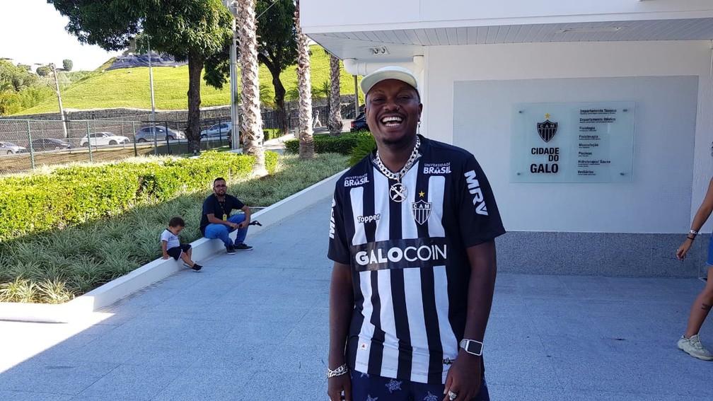 Djonga durante visita à Cidade do Galo, centro de treinamento do Atlético-MG — Foto: Guilherme Frossard / GloboEsporte.com