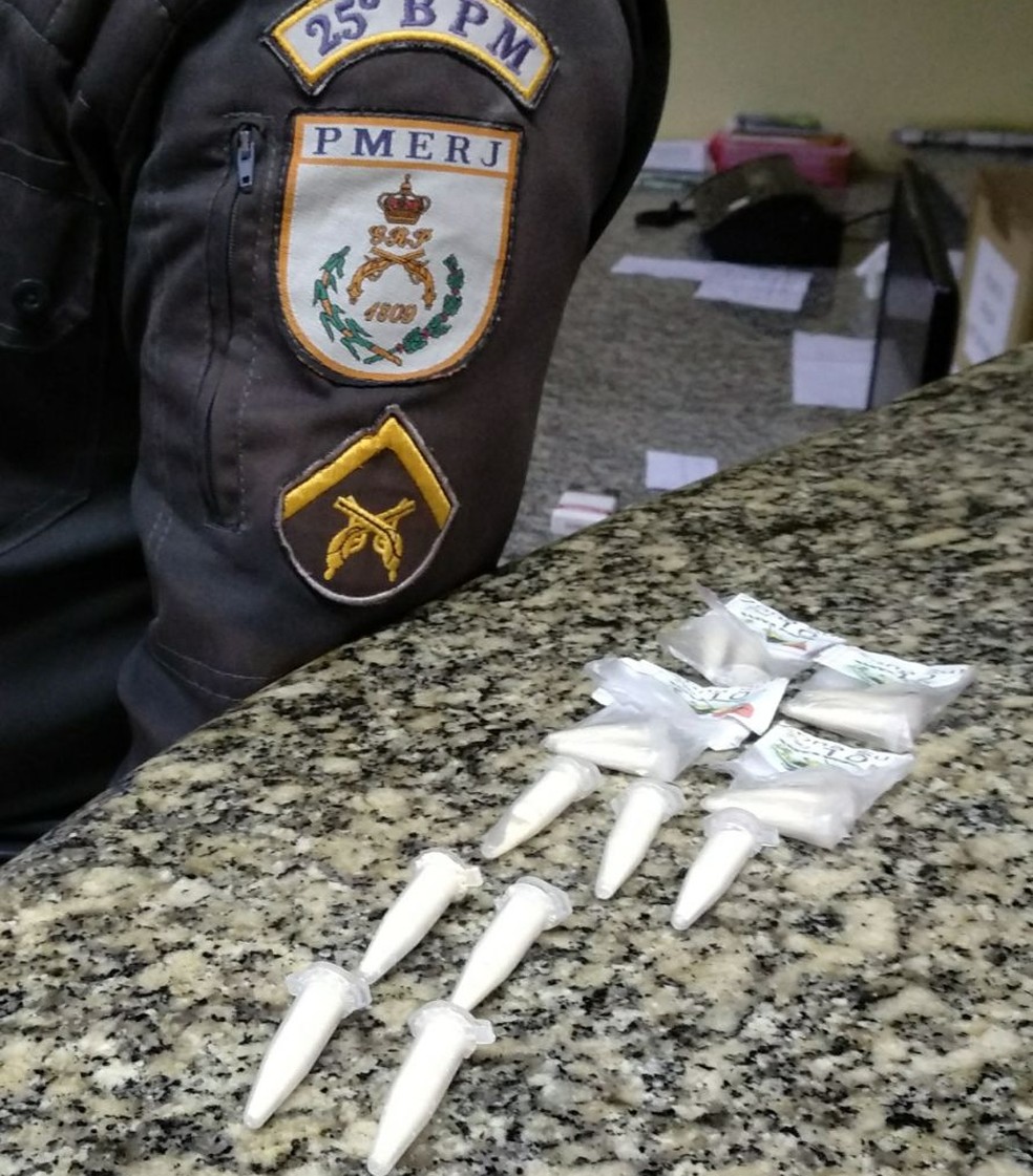 Droga foi apreendida com suspeitos em praça de Arraial (Foto: Polícia Militar/Divulgação)