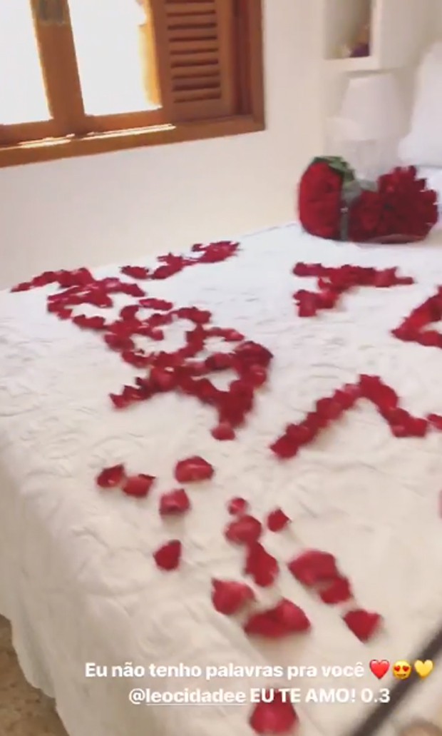 Cama de Larissa Manoela é decorada com pétalas de rosa para comemorar três meses de namoro (Foto: Reprodução/Instagram)