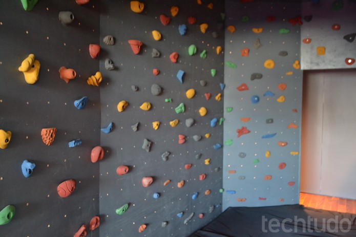 Uma das extravagâncias é uma sala com paredes de alpinismo para aliviar o stress (Foto: Melissa Cruz / TechTudo)