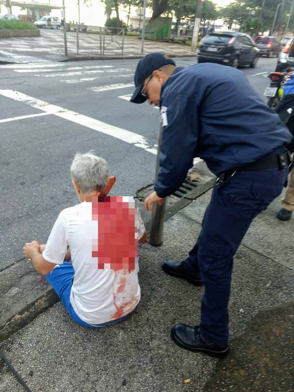Homem foi atingido com uma facada na nuca em Santos (SP) — Foto: G1 Santos