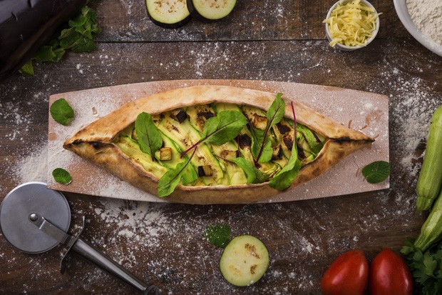 Pizza libanesa: receita leva abobrinha, berinjela e feta (Foto: Divulgação)