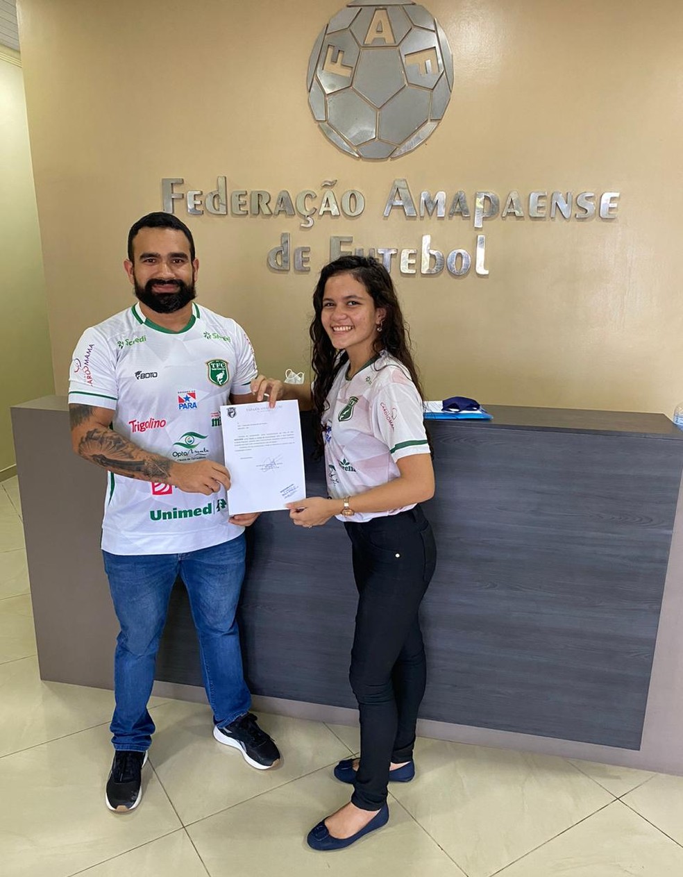 Diretores do Tapajós, Anderson Salomão e Sara Monte, dando entrada na filiação junto a  FAF — Foto: Divulgação/TAC