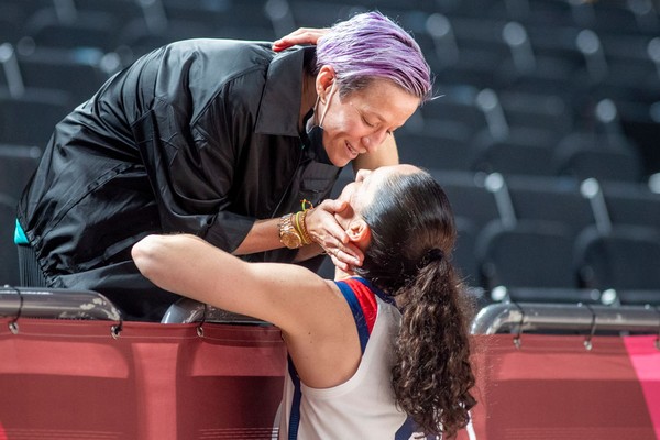 Sue Bird e Megan Rapinoe se beijando na lateral da quadra após o fim da final do basquete feminino nos Jogos Olímpicos de Tóquio (Foto: Getty Images)