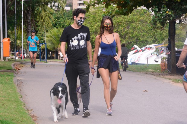 Tammy di Calafiori e o namorado passeiam usando mascaras, no Rio (Foto: Webert Belicio / Agnews )