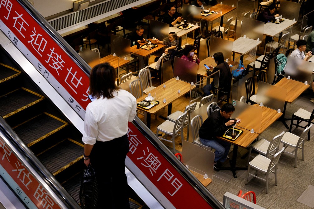 Pessoas jantam em mesas com divisórias de plástico em um restaurante em Hong Kong, território da China, em 5 de janeiro de 2022 — Foto: Tyrone Siu/Reuters