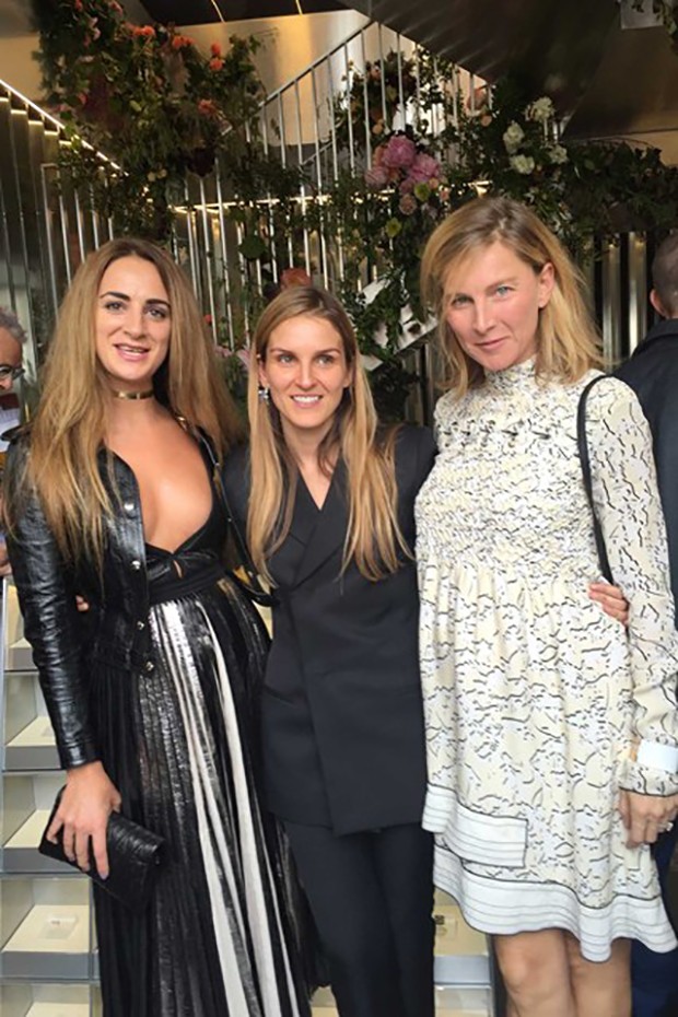 Gaia Repossi, centre, with Alexia Niedzelski, left, and Elisabeth von Guttman at the opening of her new Paris boutique (Foto: Divulgação)