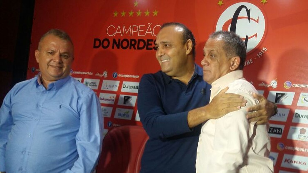 Celso Teixeira foi apresentado no Campinense no final de 2017, pelo presidente William Simões (Foto: Marcos Vasconcelos / GloboEsporte.com)