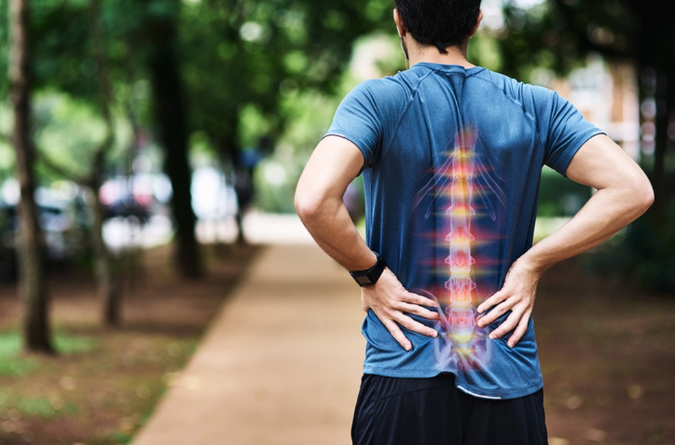 Dor nas costas em consequência de hérnia de disco: uma das consequências de uma postura inadequada — Foto: Istock Getty Images