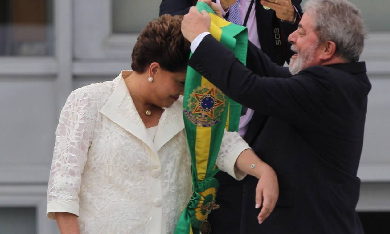 Em 2011, Lula passou o cargo para a sua ministra da Casa Civil, Dilma Rousseff — Foto: André Coelho/Agência O Globo