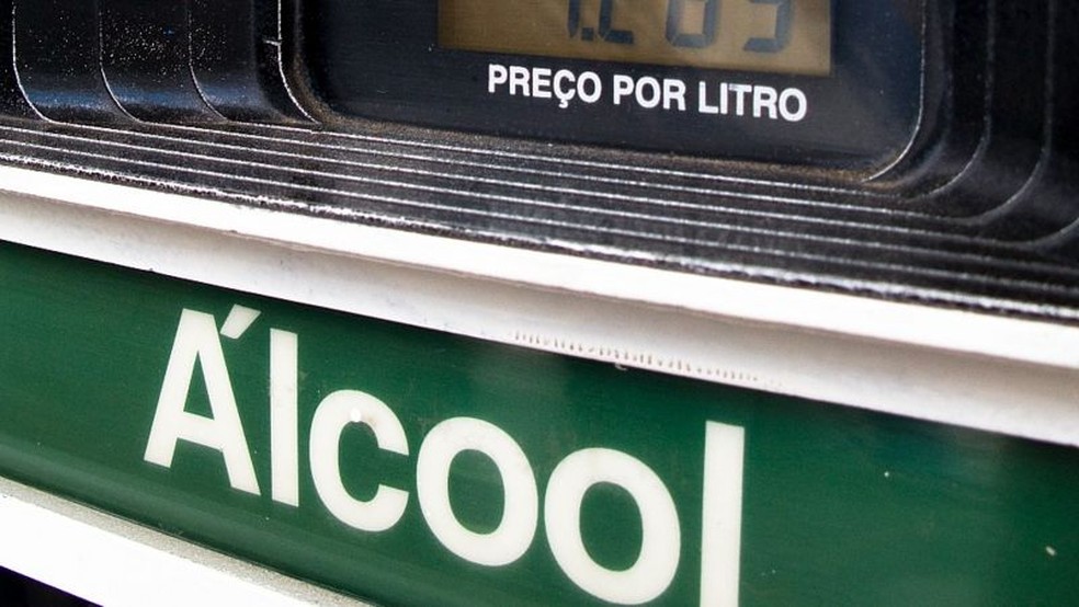 Processo de eliminação do chumbo da gasolina foi concluído no Brasil em 1992, quando etanol começou a ser misturado a esse combustível — Foto: Getty Images via BBC