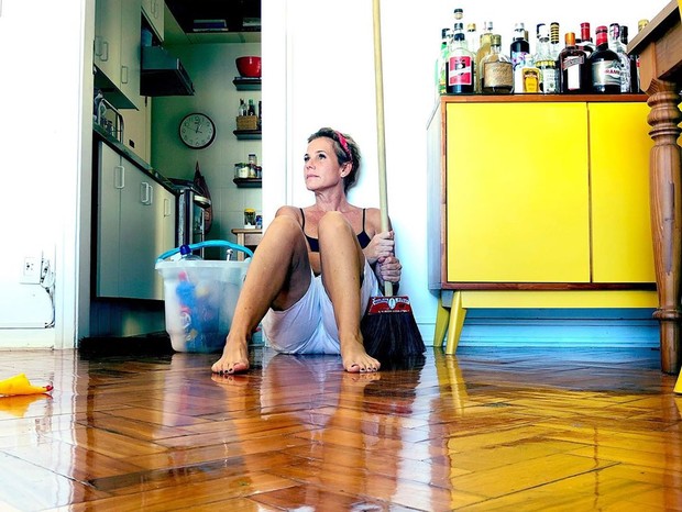 Andréa Veiga faz faxina em sua casa (Foto: Reprodução/Instagram)