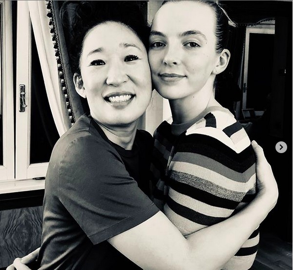 Jodie Comer e Sandra Oh nos bastidores de Killing Eve (Foto: Instagram)