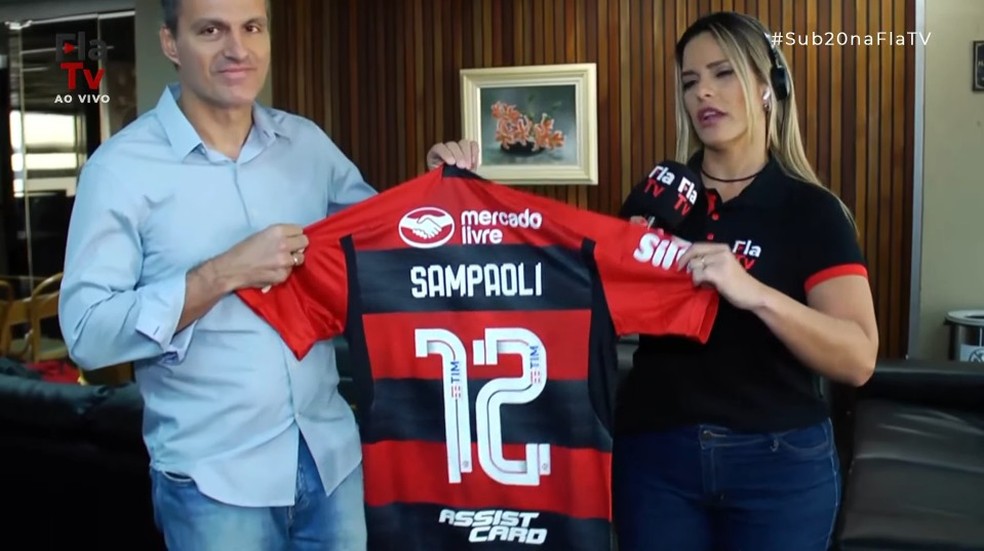 Bruno Spindel com a camisa de Sampaoli no Flamengo — Foto: Reprodução / FlaTV