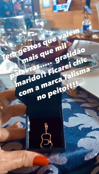 Poliana mostra o presente que ganhou de Leonardo em seu aniversário (Foto: Reprodução / Instagram)