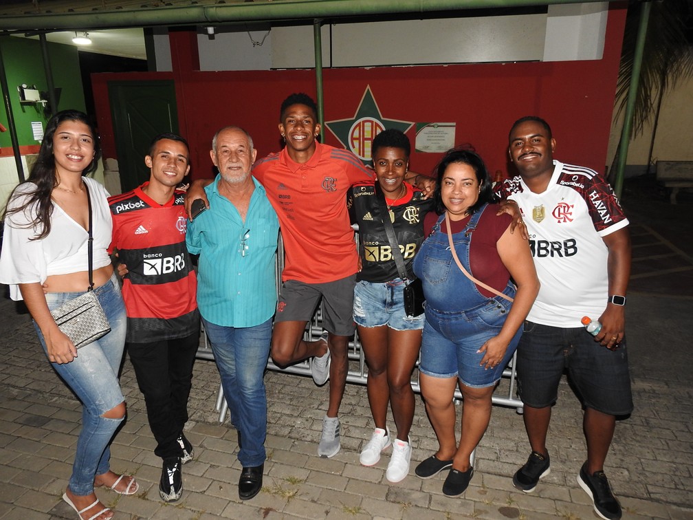 André comemora boa atuação pelo Flamengo com família e amigos. Ele está abraçado a Ediel Ferreira, que o descobriu, e à mãe, Simone Inácio — Foto: Fred Gomes