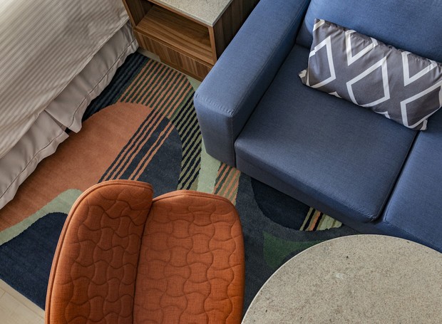 Luxo e conforto no Hard Rock Hotel no Paraná: tapete, sofá e poltronas cheios de cor e movimento (Foto: Gabriel Teixeira / VCI / Divulgação)