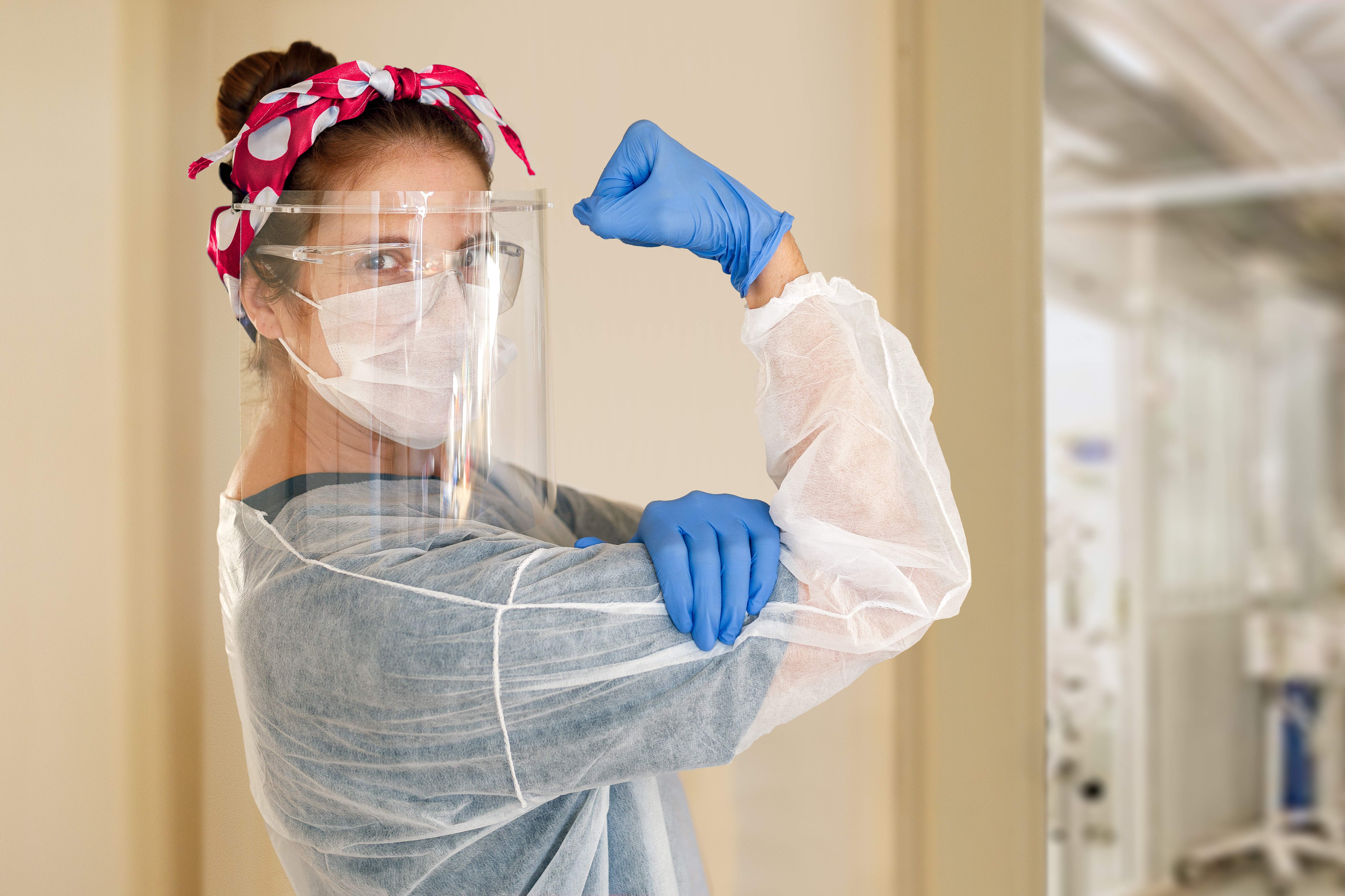 Viseiras podem ajudar à prevenir contaminação por coronavírus, mas não servem para nada sem o uso da máscara (Foto: Getty Images)
