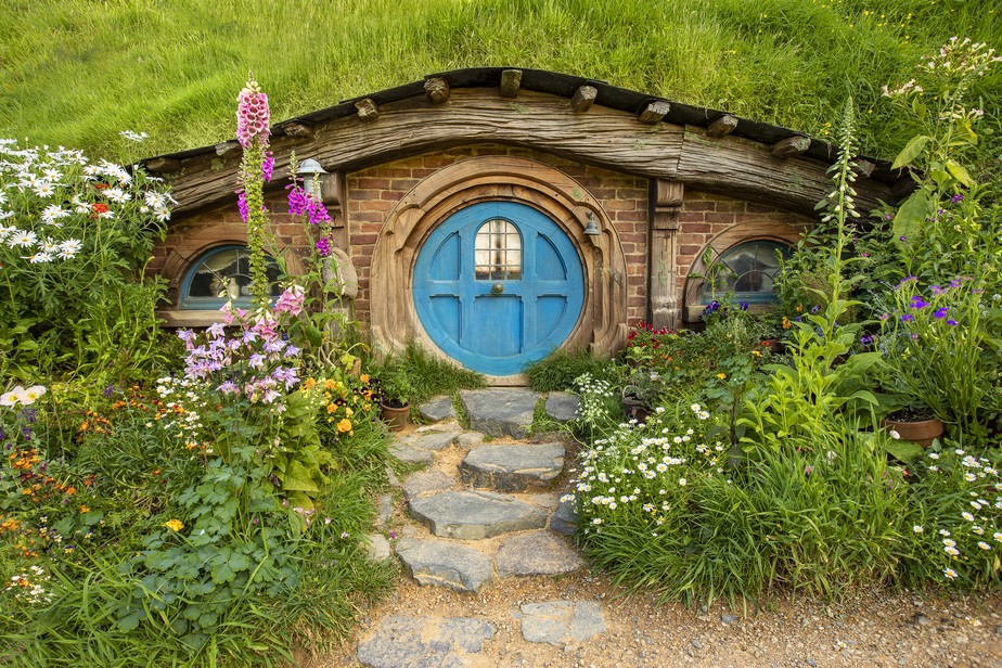 Um dos 'buracos de Hobbit' de Hobbiton, na Nova Zelândia: set de filmagem receberá hóspedes em ação especia do Airbnb em março de 2023