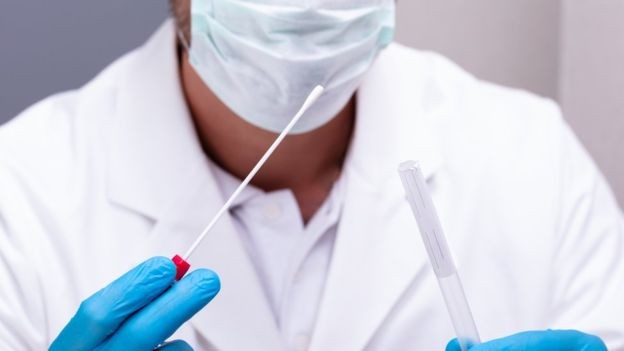 Testes para detectar o coronavírus no momento podem ser feitos com base em amostras de secreção respiratória (Foto: Getty Images via BBC)