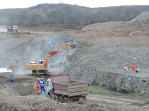 Operários trabalham no canal que vai levar água da Transposição em Monteiro (PB) (Foto: Katherine Coutinho / G1)