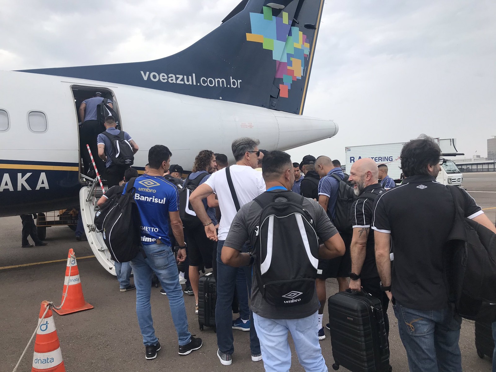 Com desfalques, Grêmio embarca para Chapecó; veja a lista dos relacionados
