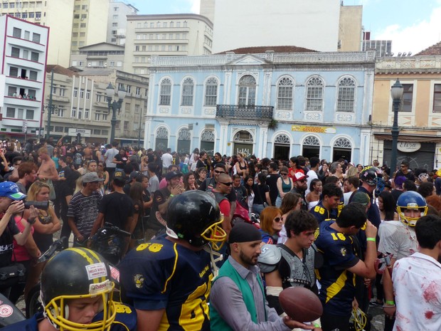 Zombie Walk reuniu centenas de pessoas pelas ruas do centro de Curitiba (Foto: Thais Skodowski/ G1)