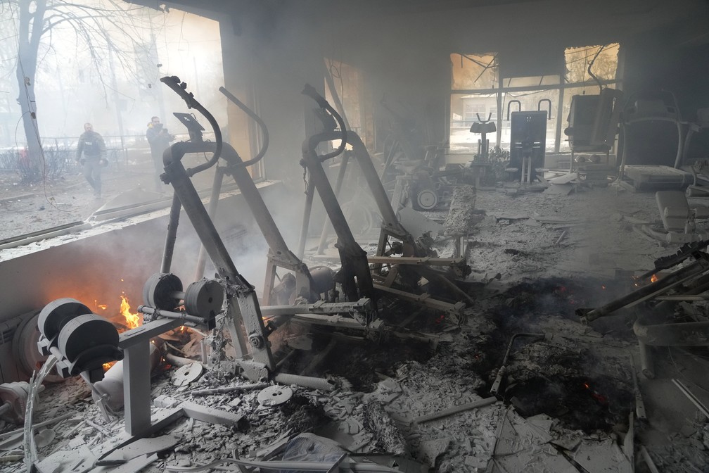 02/03 - Um ginásio destruído é visto após um bombardeio em Kiev, na Ucrânia, nesta quarta-feira (02) — Foto: Efrem Lukatsky/AP
