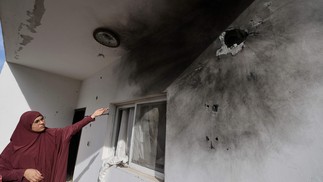 Mulher palestina mostra estrago causado pela invasão do exército israelense para prender atirador que se escondeu na casa dela em Jenin, na Cisjordânia  — Foto: JAAFAR ASHTIYEH/AFP