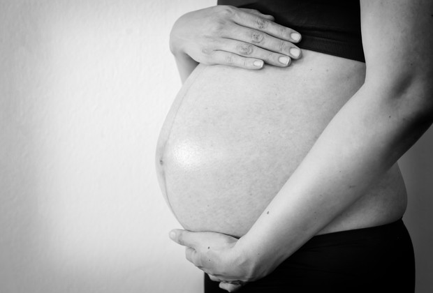 Joana* engravidou e decidiu entregar o filho a outra mulher, mas se arrependeu (Foto: Thinkstock)