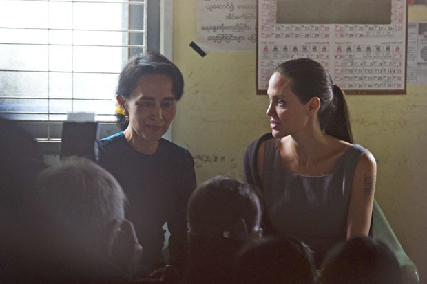 A atriz americana Angelina Jolie, enviada especial da ONUx, e a líder opositora Aung San Suu Kyi se reúnem neste sábado (1º) com funcionárias birmanesas da indústria têxtil para conversar sobre as condições de trabalho, em um dos países mais pobres da Ásia (Foto: Ye Aung Thu/AFP)