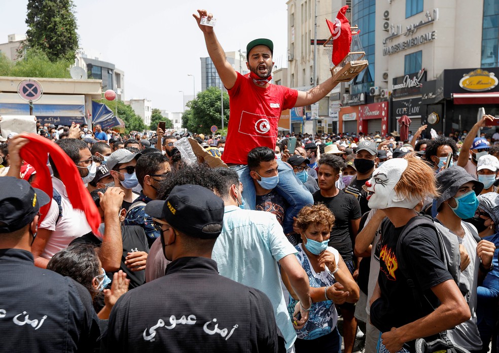 Manifestantes protestam contra autoridades do país, em especial o partido Ennahda — Foto: REUTERS/Zoubeir Souissi