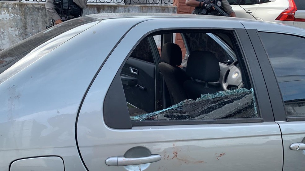Carro foi abandonado com marcas de sangue, em João Pessoa — Foto: Walter Paparazzo/G1