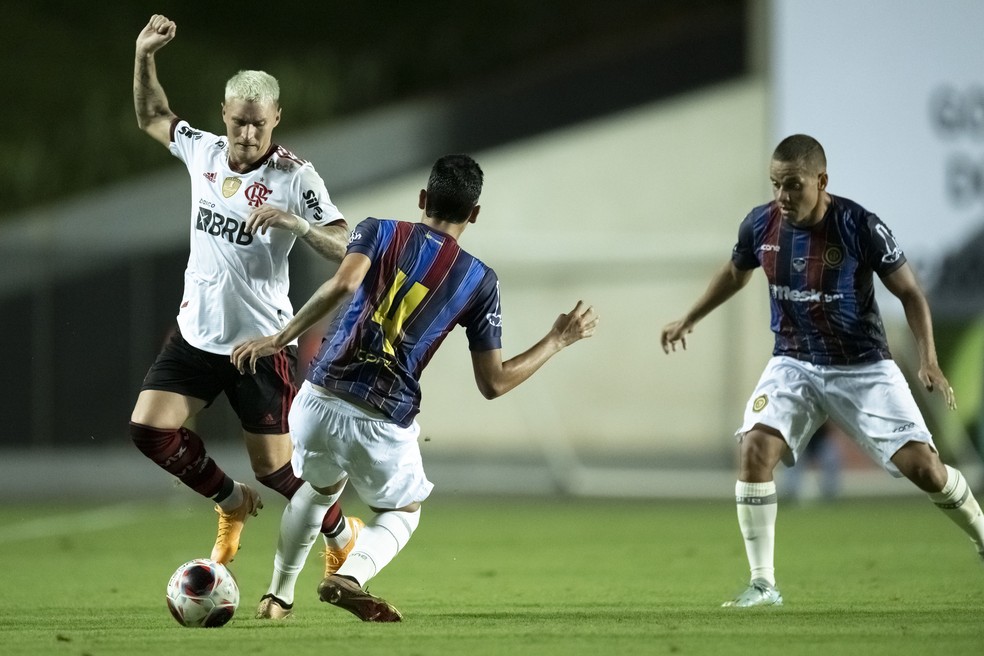 Varela disputa bola com Pedro Cavalini durante partida entre Madureira e Flamengo &mdash; Foto: Jorge Rodrigues/AGIF