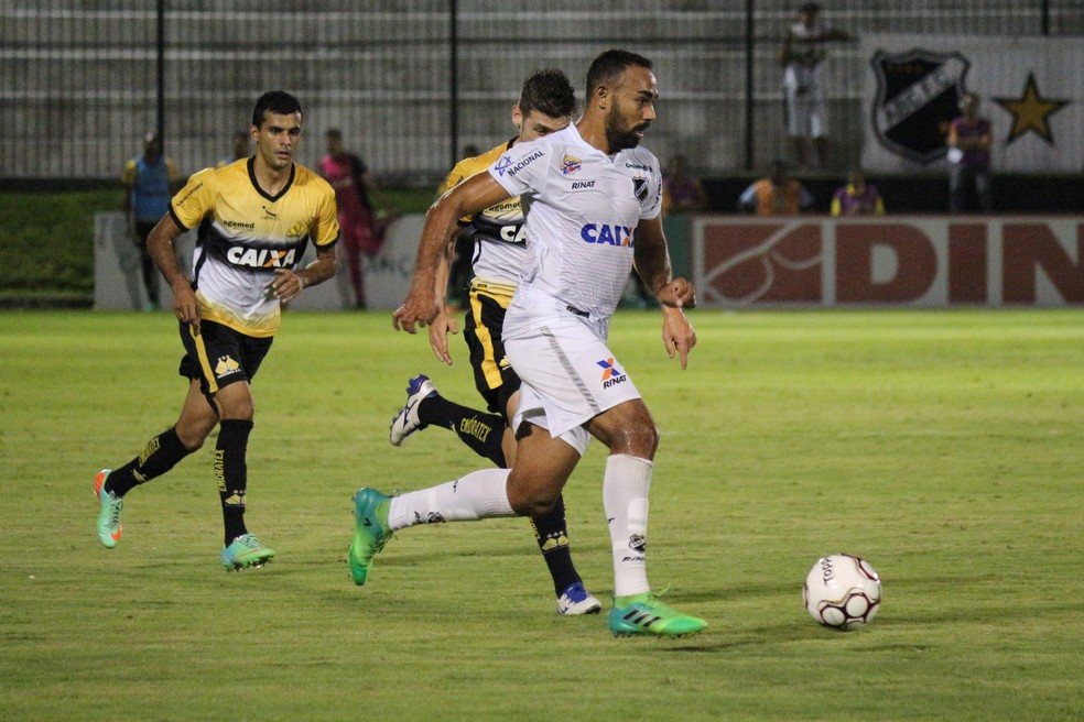 Dalberto entrou no segundo tempo contra o Criciúma e marcou dois gols (Foto: Andrei Torres/ABC)