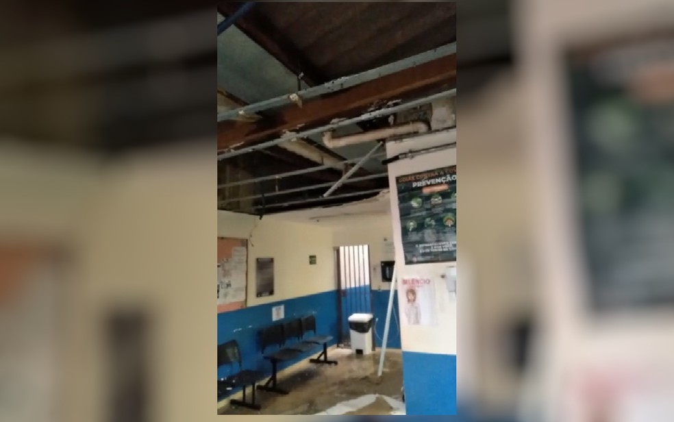Teto de UBS desaba após chuva, em Luziânia  — Foto: Reprodução/TV Anhanguera