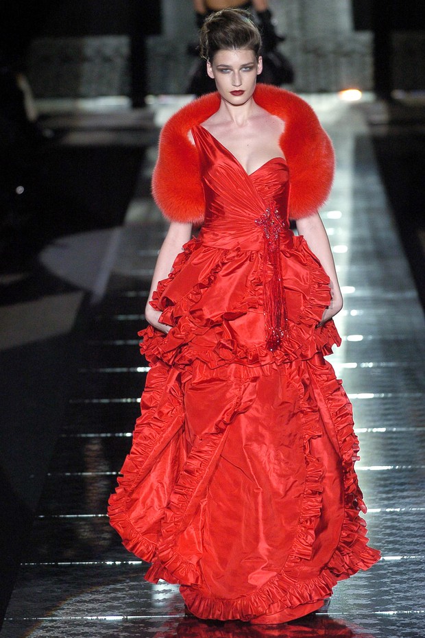 PARIS, FRANCE - JULY 06: Eugenia Volodina walks the runway during the Valentino Haute Couture Fall/Winter 2004-2005 fashion show as part of the Paris Haute Couture Fashion Week on July 6, 2004 in Paris, France. (Photo by Victor VIRGILE/Gamma-Rapho via Get (Foto: Gamma-Rapho via Getty Images)