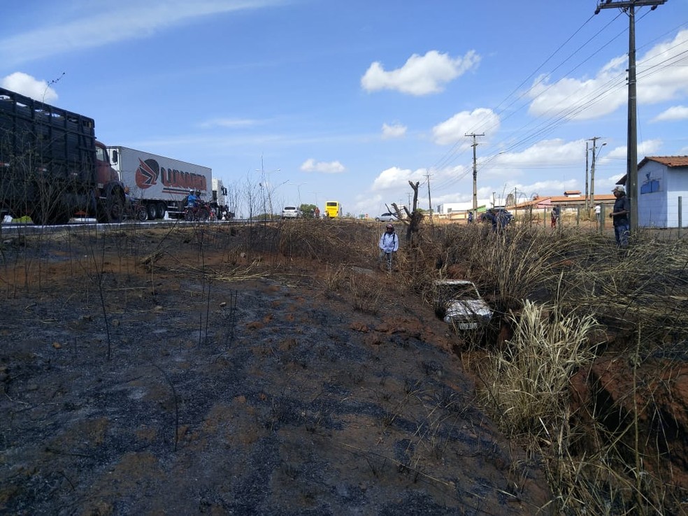 Acidente aconteceu após uma tentativa de ultrapassagem, segundo a PRF (Foto: Bombeiros/Divulgação)