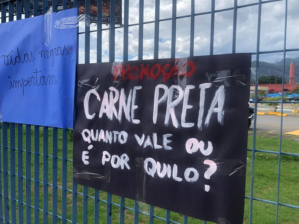 Muitos cartazes apontavam o racismo como motivação do crime contra o jovem Pedro Gonzaga — Foto: Matheus Rodrigues/G1