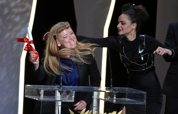 A diretora Andrea Arnold recebeu o prêmio do Júri por “American Honey” na 69ª edição do Festival de Cannes. (Foto: Alberto Pizzoli/France Presse)