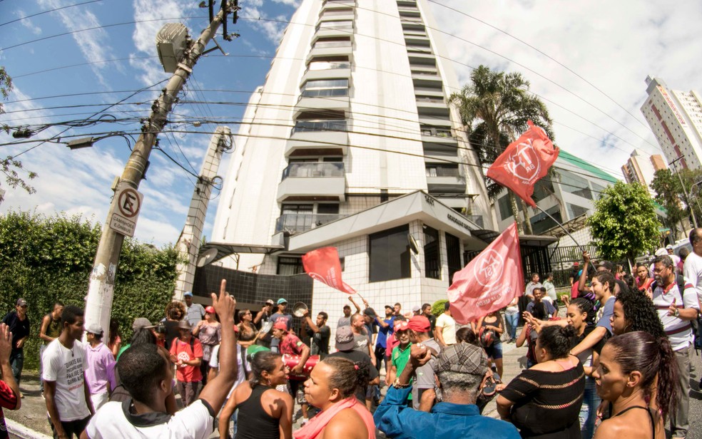 Apoiadores do ex-presidente Lula fazem vigília em frente ao prédio onde ele mora, em São Bernardo do Campo (Foto: Marcelo Gonçalves/Sigmapress/Estadão Conteúdo)